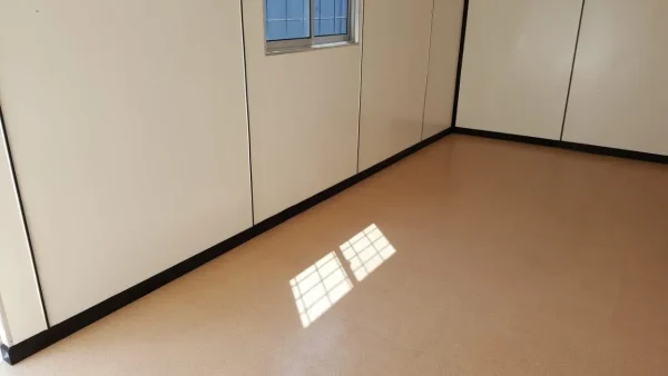 20ft kantoorcontainer met 1 deur en raam