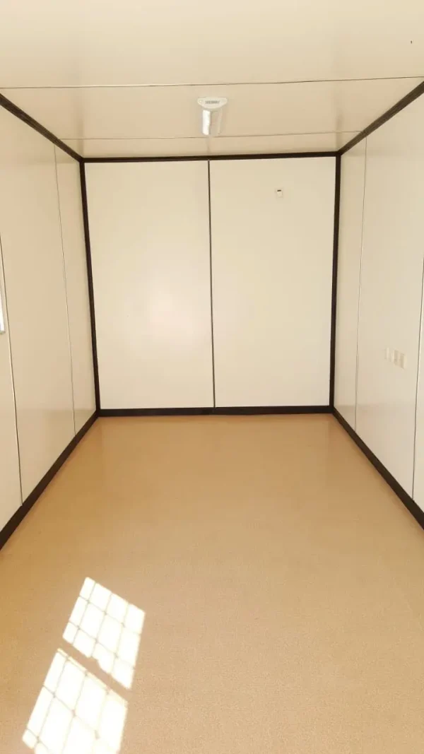 20ft kantoorcontainer met 1 deur en raam