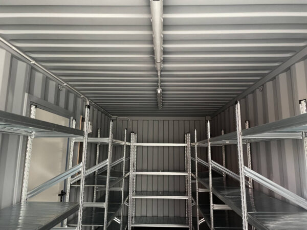 20 Fuß Lagercontainer mit Seitentür, Licht und Regalen – Neu